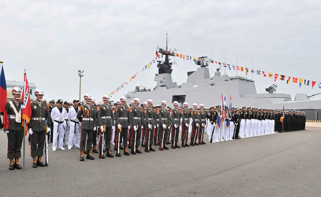 ▲海軍官校學生鼓號樂隊、海軍陸戰隊儀隊及莒拳隊戰技操演帶來精彩表演,吸引大批民眾參訪。(記者張玉泰攝)