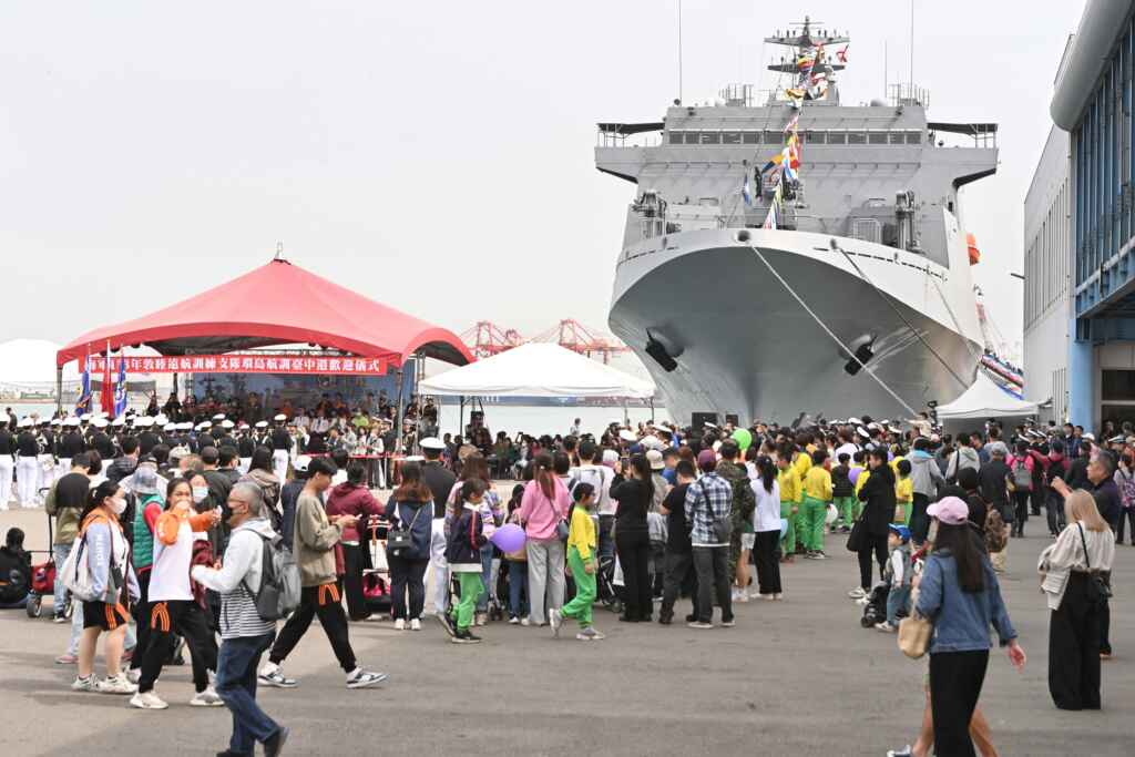 ▲海軍113年敦睦遠航訓練支隊自3月9日起展開國內環島航訓任務,巡迴國內七大港口,第6站來到台中港,許多軍事迷及鄉親已迫不及待一睹海軍高階軍備及壯盛軍容。(記者張玉泰攝)