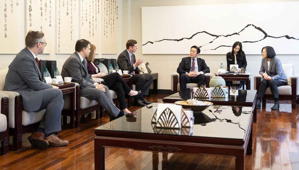 ▲訪團期盼透過與蔡總統及臺灣政府官員的交流，以深化雙方了解，也希望了解蔡總統對臺灣未來的願景，以及對於下一個世代領導者的啟發，相信有助於維持未來臺灣海峽及整個區域的自由與民主。（總統府提供）