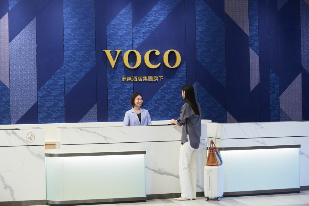 圖2.嘉義福容voco的接待櫃檯(嘉義福容voco提供)