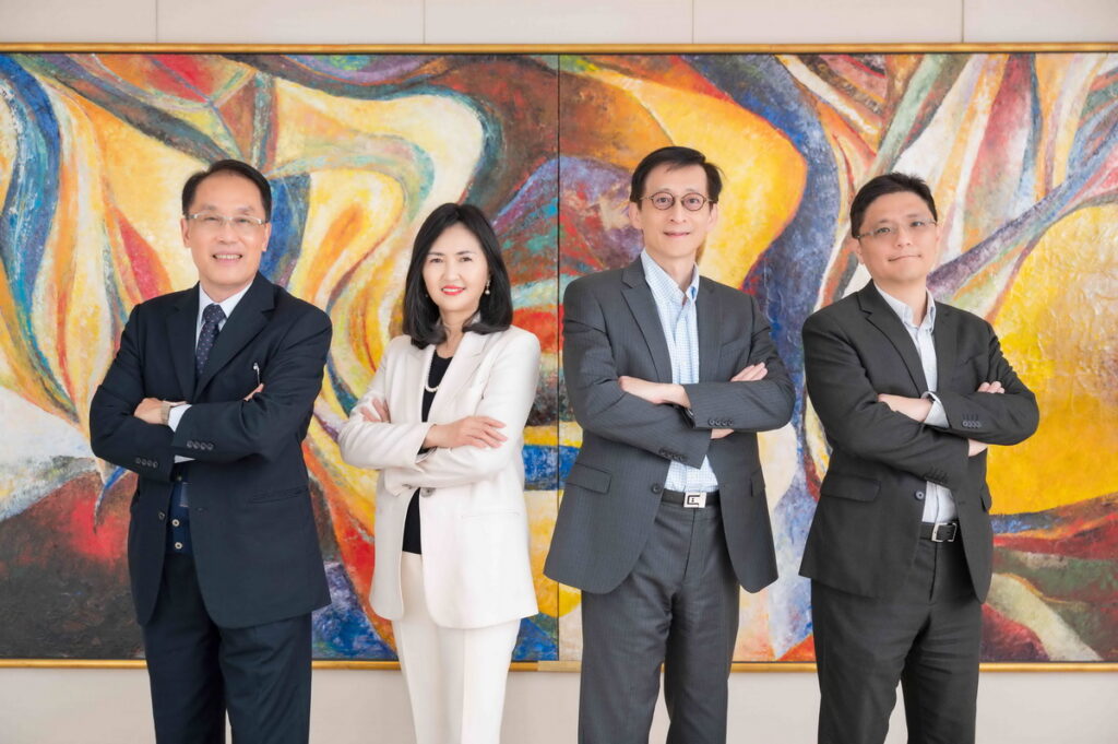 遠東商銀導入SAS Viay平台，善用AI數據力落實品牌願景。左起遠東商銀資訊科技總處副總經理胡營欽、遠東商銀個人金融事業群副總經理張小倩、SAS台灣總經理陳愷新，以及SAS台灣副總經理陳新銓。