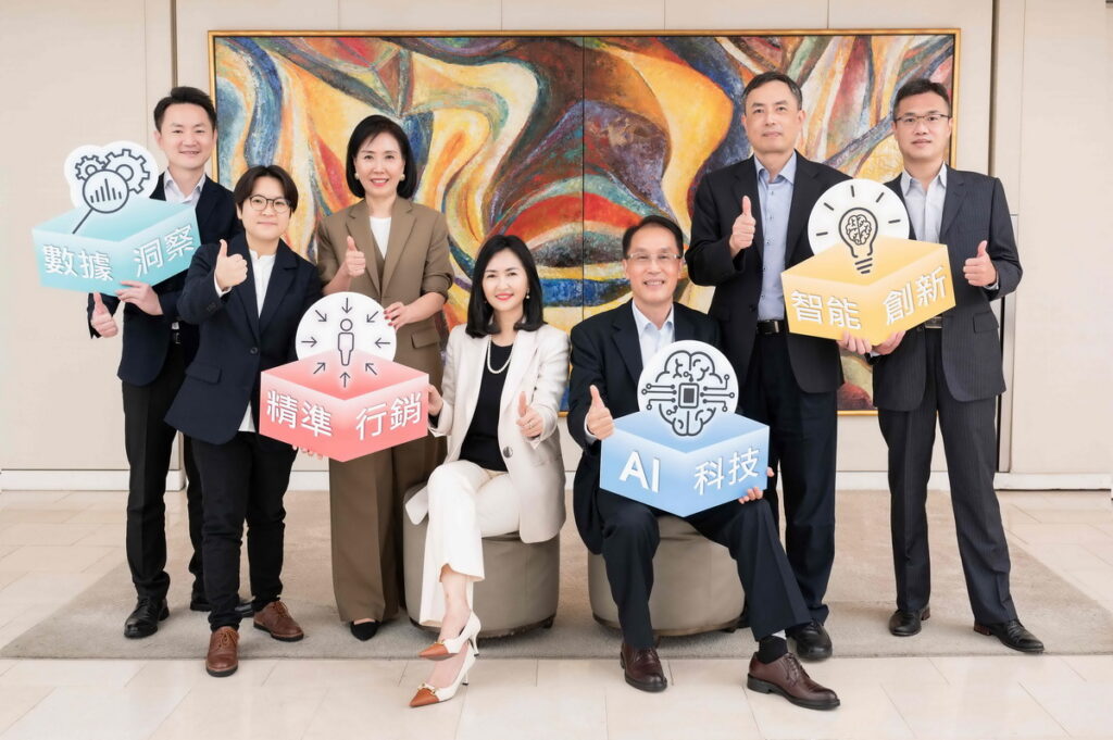 遠東商銀團隊致力透過創新技術提升客戶服務品質與效率，並期許陪伴顧客茁壯成長。