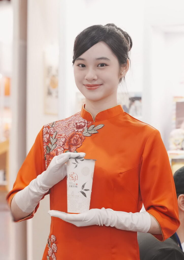 老賴茶棧加盟展 國慶禮賓大使旗袍獻茶。
