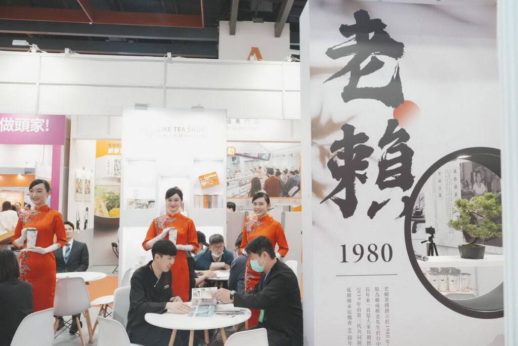 老賴茶棧加盟展 國慶禮賓大使旗袍獻茶。