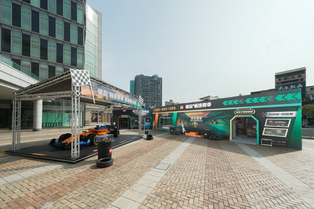 台灣樂高於3月22日至4月14日在高雄漢神巨蛋購物廣場1樓戶外廣場,打造「樂高®極速賽車」體驗活動。全景空景圖
