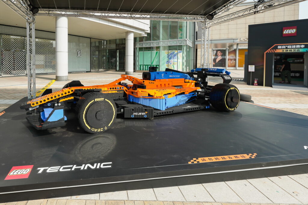 現場展示以樂高積木打造與實車相同大小的1比1麥拉倫F1賽車,全車採用288,315顆樂高積木打造,費時約 1,893 個小時拼砌而成。