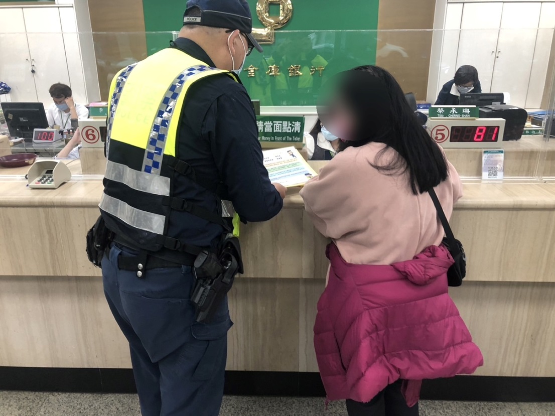 ▲圖說:女子代母匯上百萬會錢,卻對匯款帳戶及流向不清楚,員警提醒返家求證再行動 (圖/台中市政府提供)