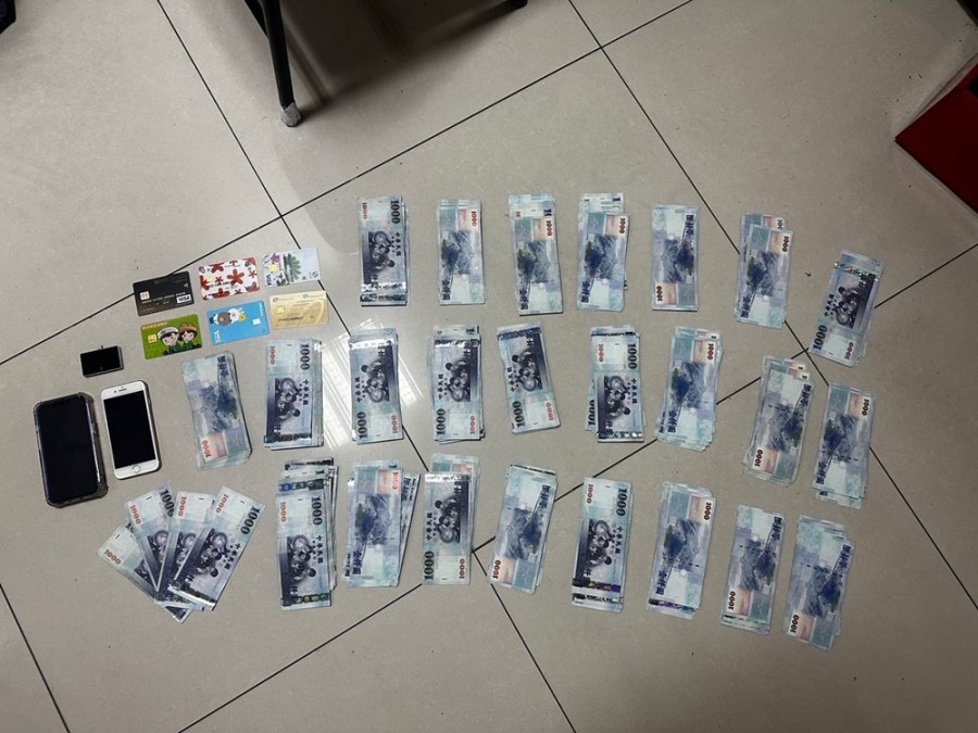 心虛露餡還身藏毒品 警順藤摸瓜連逮5詐欺車手 172 cnews204240322a10