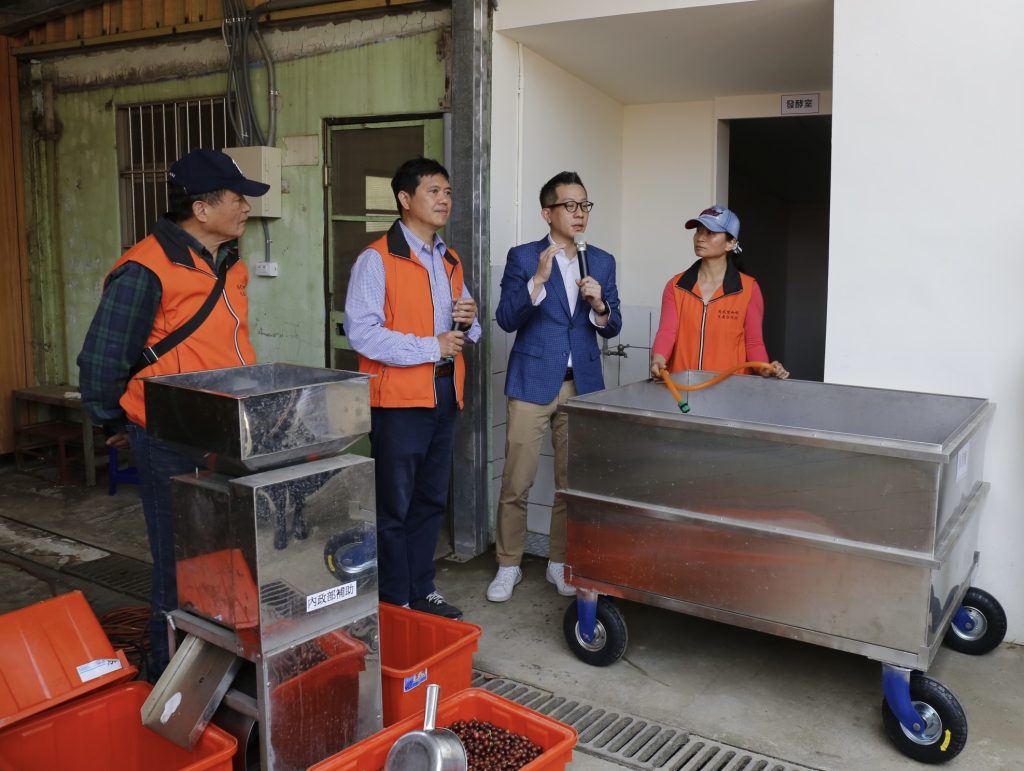 星和利執行長林冠年向大家介紹氫能咖啡製程。(圖/記者林照東翻攝)