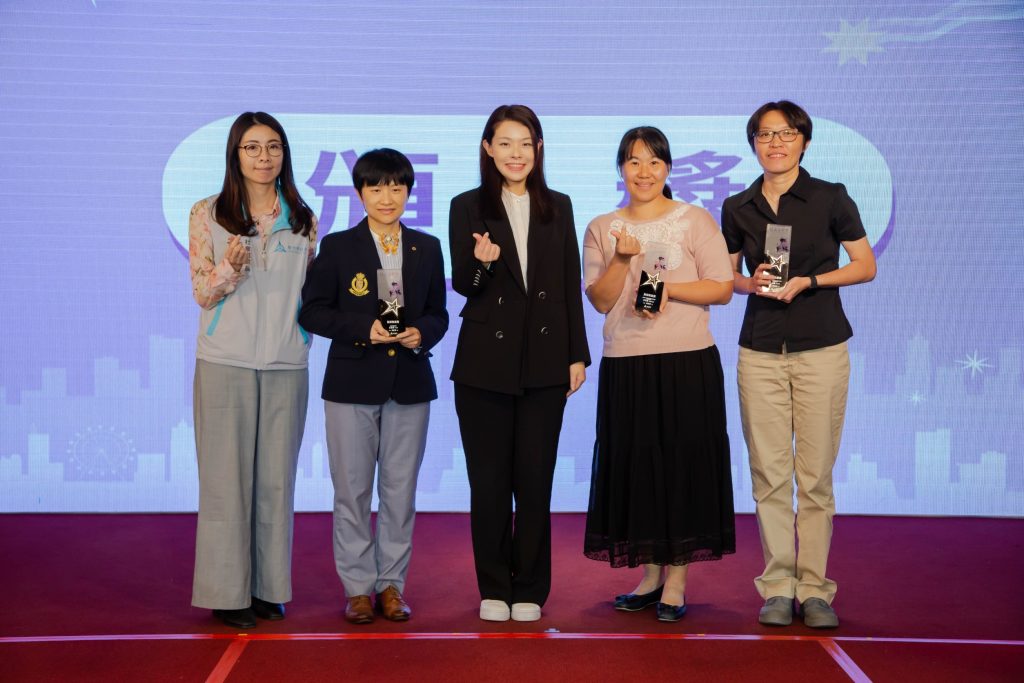 資深敬業獎 ( 左起社工:王孜芬 李佳惠 吳俐娟)。(圖/記者林照東翻攝)