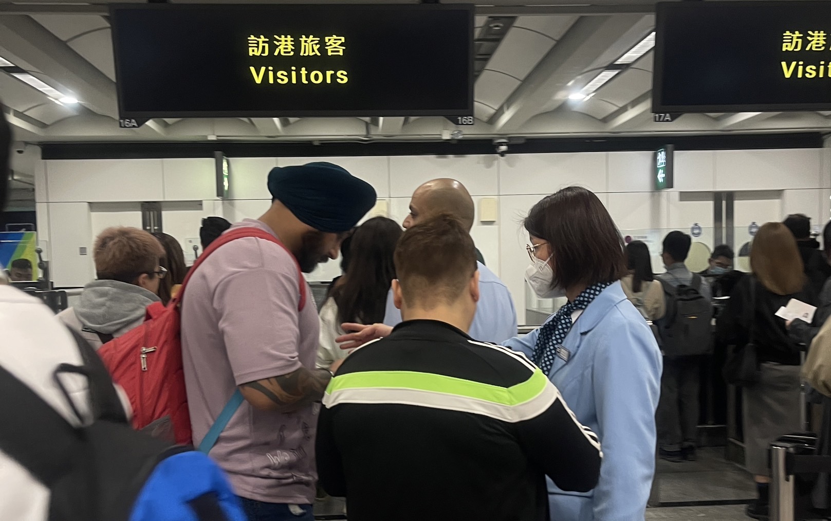 自由行的印度旅客,用著略帶口音的英語與香港海關溝通。圖/陳素貞攝