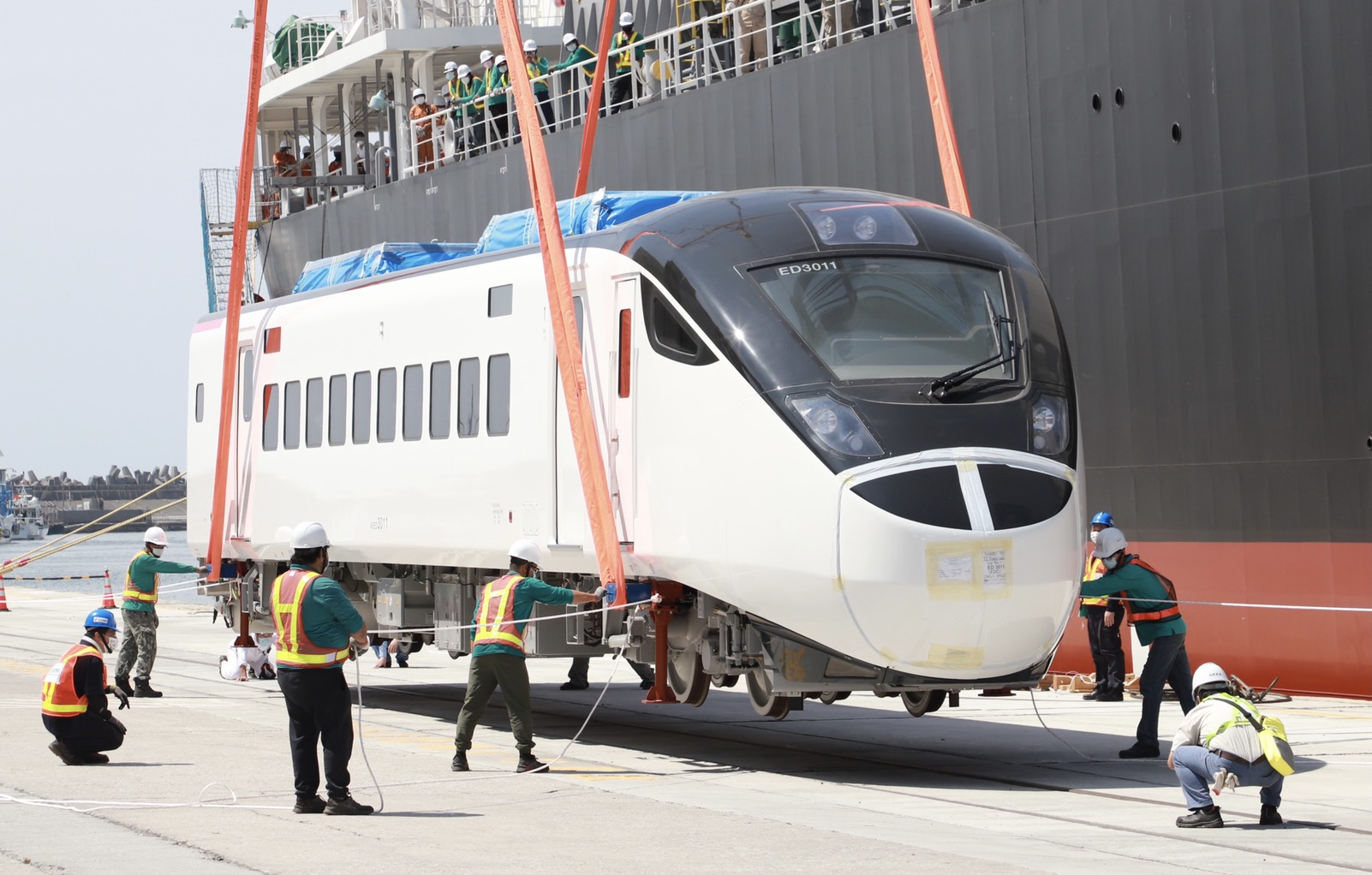 台鐵票價、台鐵公司化跟台鐵安全改革,其實都沒有必然的因果關係。圖為2021年工人卸下台鐵新型城際列車EMU3000。圖/台鐵提供