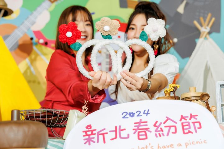 凡是穿著「花朵服飾」的遊客,就能換取一份限量「小花髮箍」春紛禮。 圖:新北市政府水利局/提供