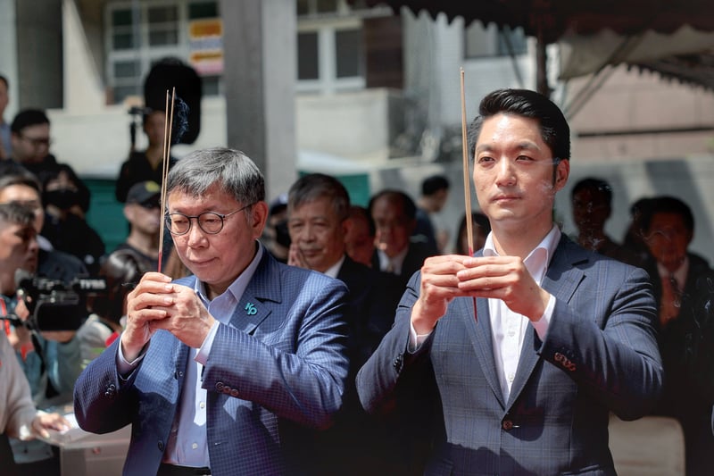 台北市長蔣萬安（前右）、民眾黨主席柯文哲（前左）23日出席國立清華大學台北校區月涵堂修建工程動土典禮。中央社