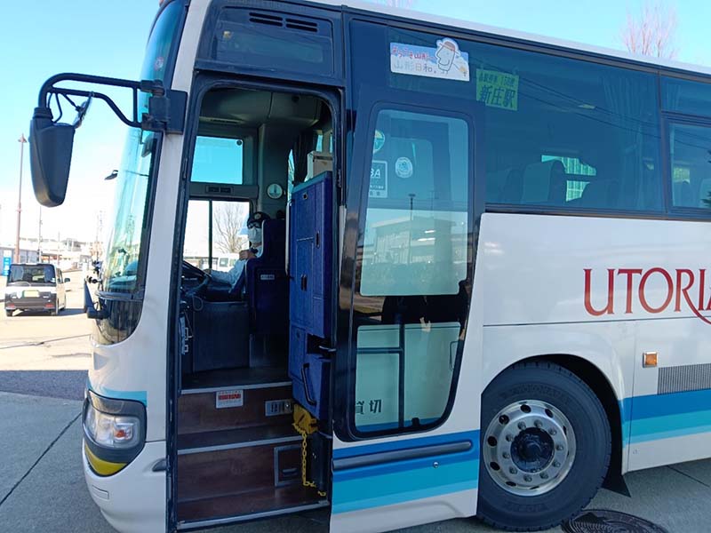 陸羽西線全線停駛,JR東日本公司用巴士接駁旅客,為鐵道之旅帶來另類的樂趣。