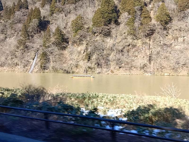 最上川的景色、與急流中的泛舟,原本是陸羽西線火車的窗景,但在乘坐替代巴士時,一樣能欣賞到。