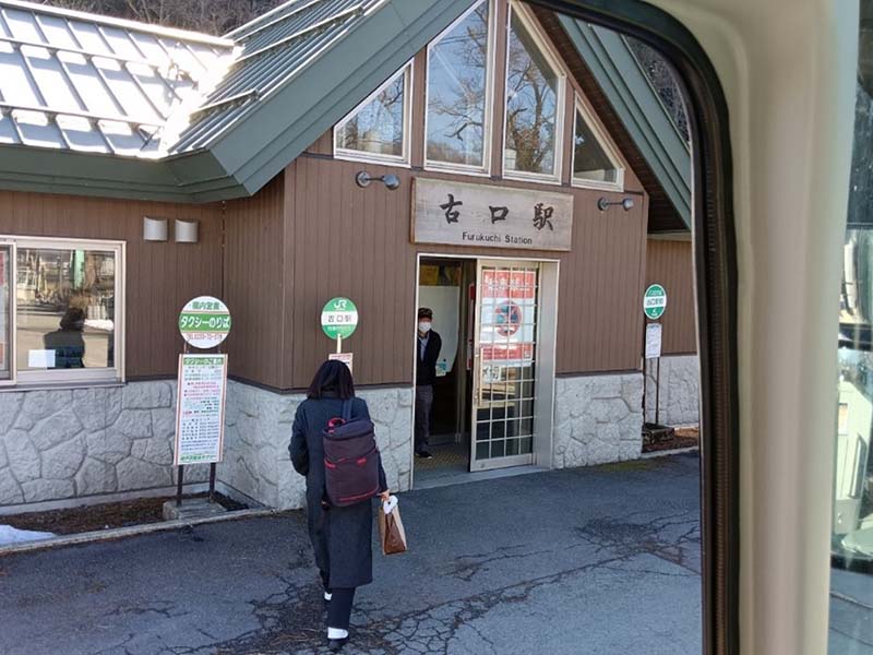 和行駛於鐵道上的普通火車一樣,普通車種的替代巴士會將乘客載到每一個火車站,只是時間上的耗費會比火車來得多。