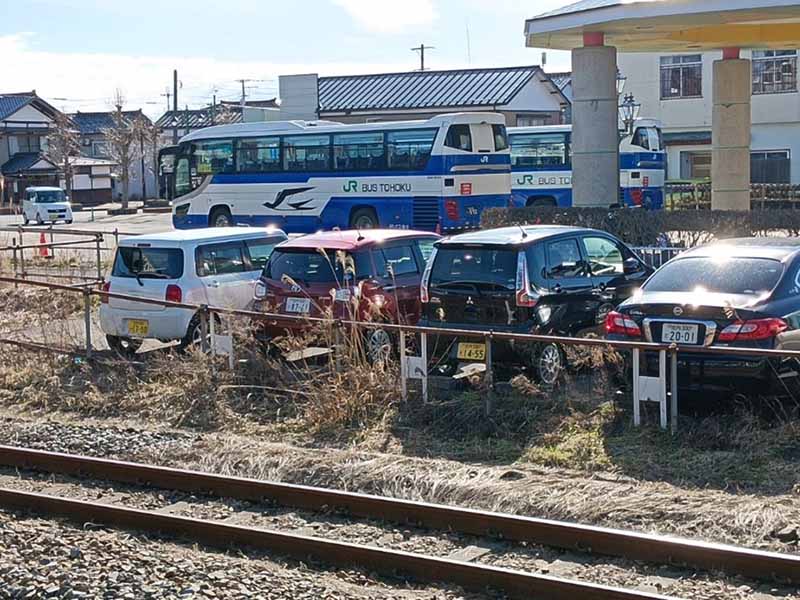 到達余目車站後,自此連結羽越本線鐵道,向北可往秋田、向南可達新潟。而巴士也結束了它的旅程,載著另一批乘客返回新庄。