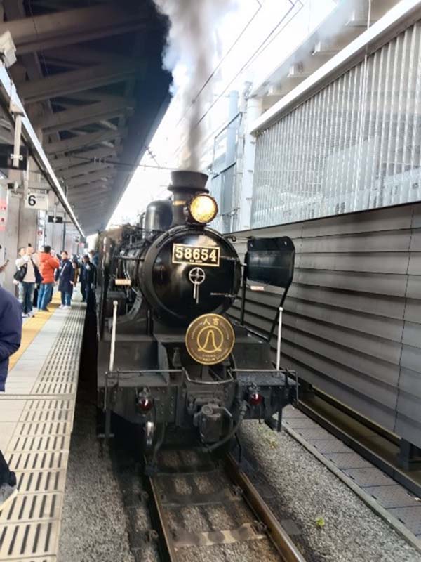 編號58654的蒸汽車頭,誕生超過百年,是日本現役中最古老的一輛,每個行駛日皆一票難求。