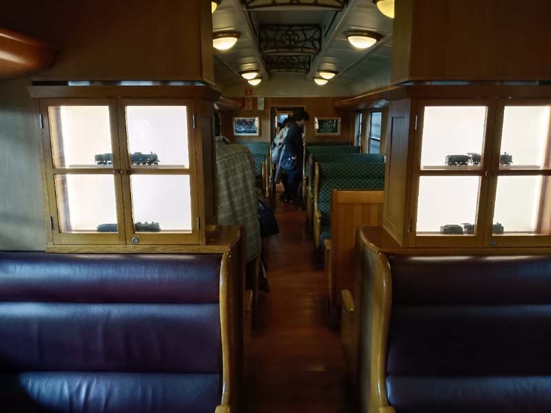人吉的車廂內,運用許多隔間、牆面,作為蒸汽車頭模型的展示空間,彷彿在博物館內欣賞文物。