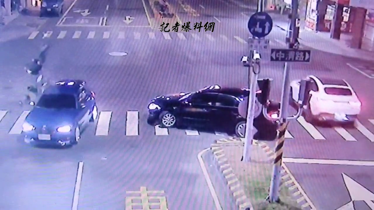 黑車路口迴轉BMW閃避遭後方騎士追撞
