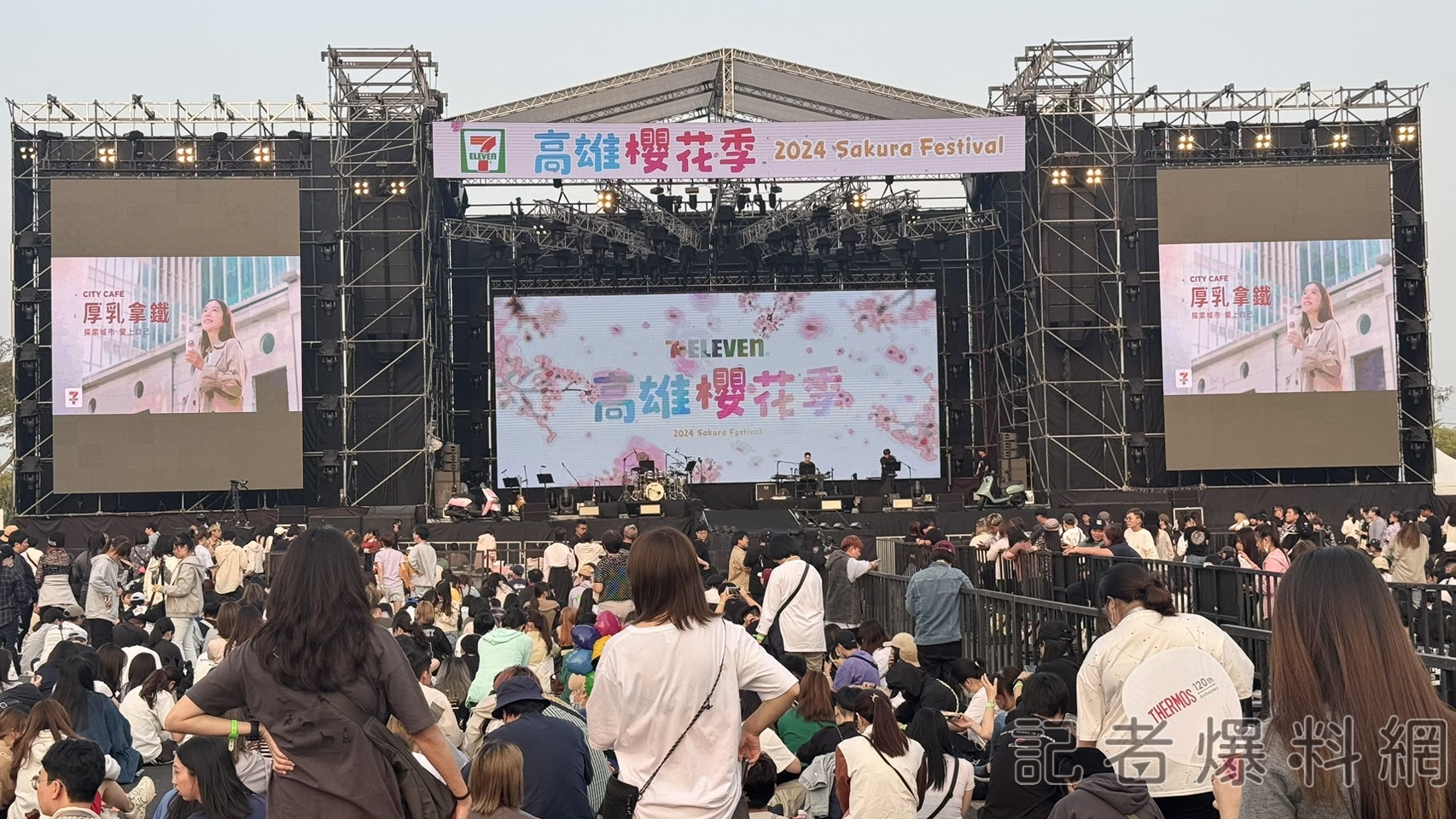▲高雄櫻花季邁入第二天。(圖/記者金東天攝)