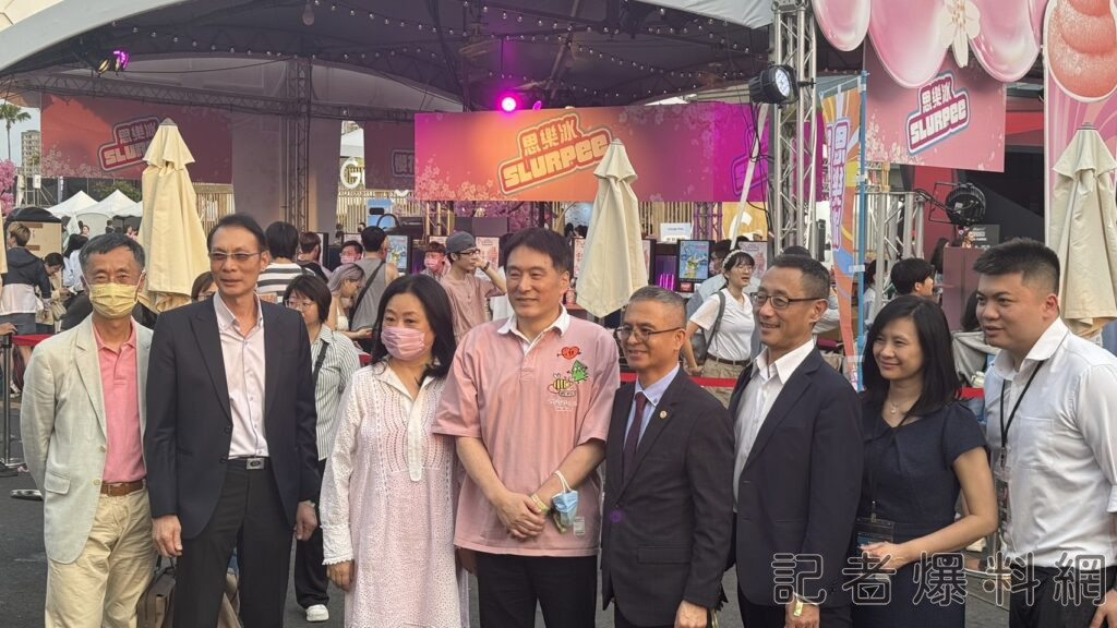▲統一集團董事長羅智先（左4）及統一美麗事業董事長高秀玲（左3）一同入場欣賞表演。（圖／記者金東天攝）