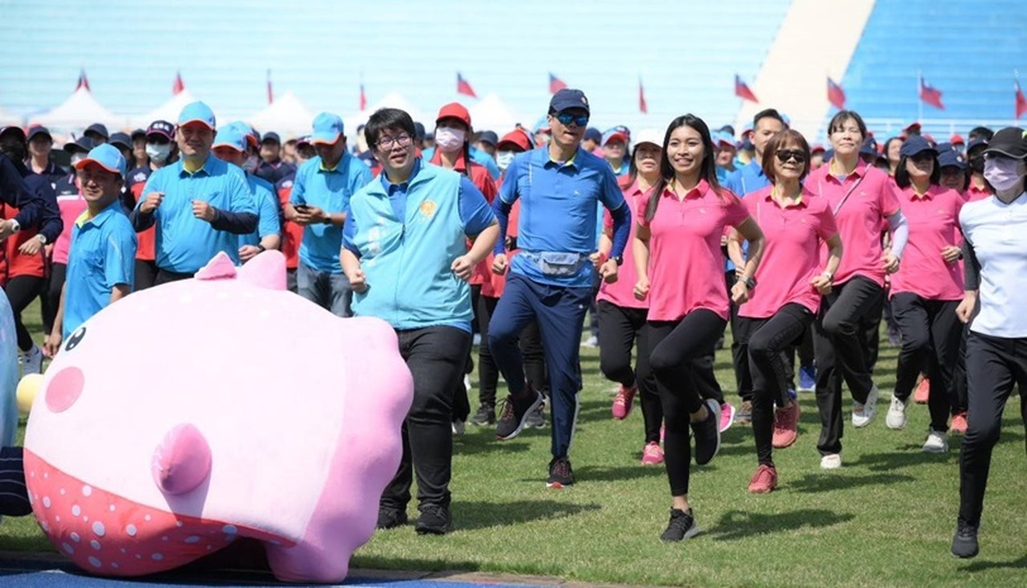縣府機關所屬運動會 花蓮市公所創意進場展現減碳淨零目標