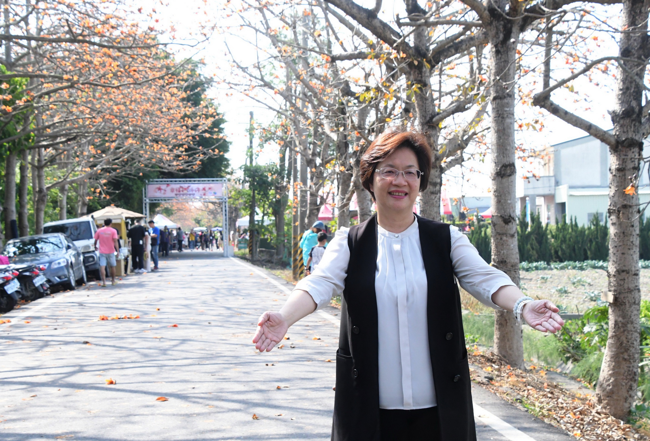 ▲「2024幸福龍乎你‧木棉花季」,在二林鎮東螺溪木棉花道浪漫登場,吸引民眾漫步在木棉花道下,欣賞熱情如火的木棉花。(記者張溎壕攝)