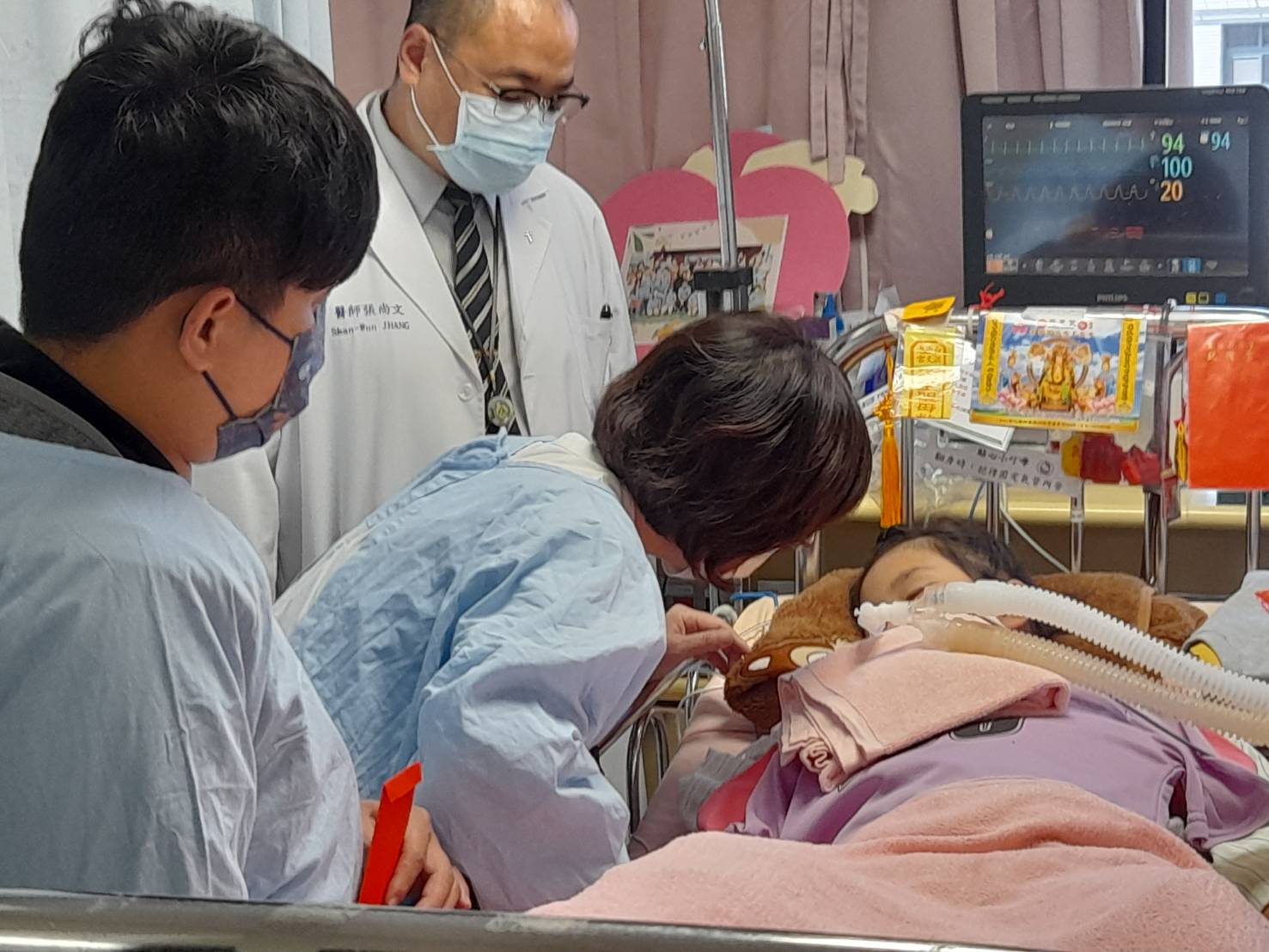 ▲學校老師來探病帶來班上同學打氣錄音檔播放給她聽,持續關心為她加油。(彰基提供)