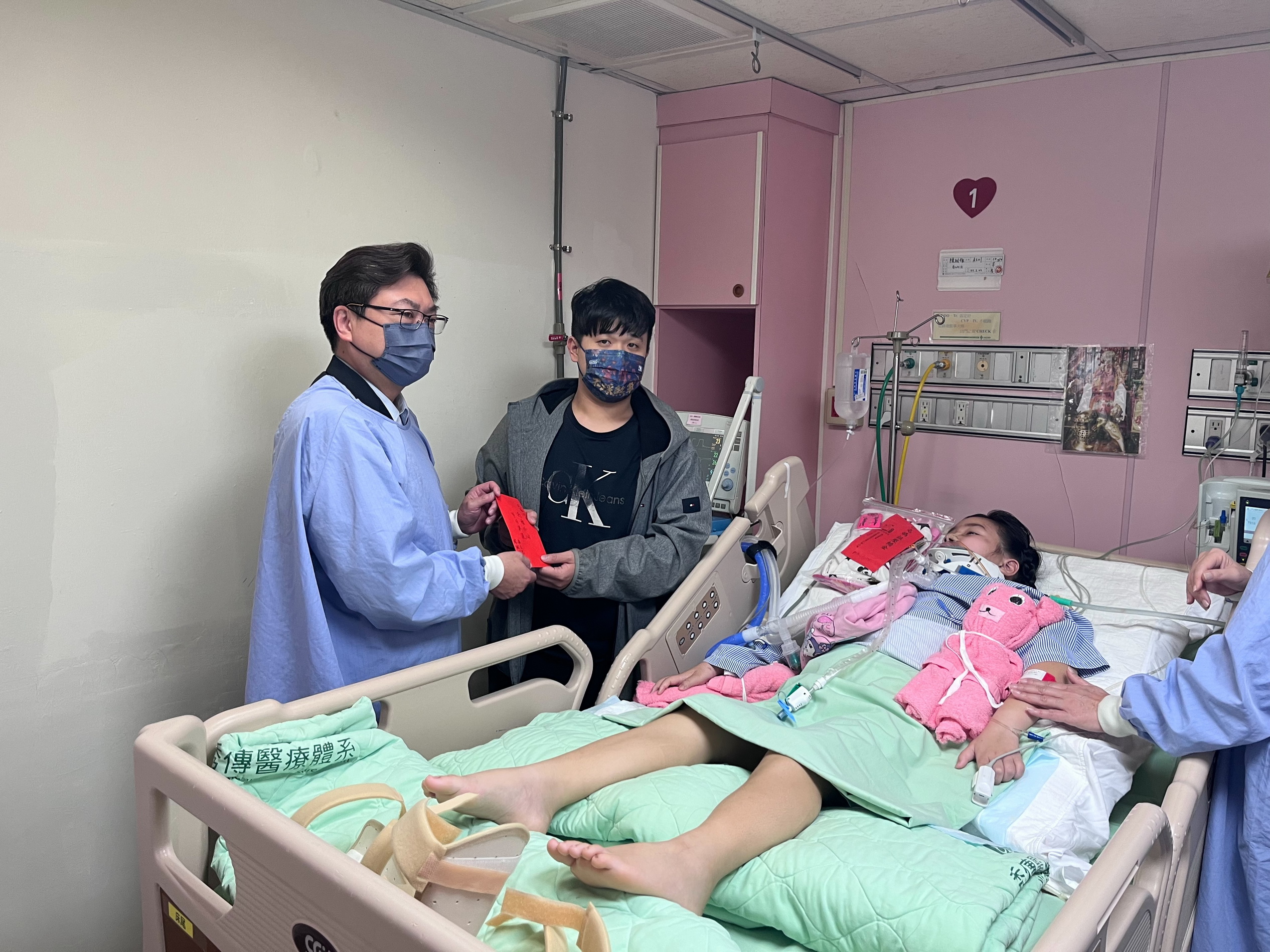 ▲伸港鄉陳姓3姊弟在路口被撞飛，命危兩姊妹仍在醫院搶救，教育部主任秘書廖興國前往探視兩姊妹，送上紅包繼續為她們打氣。（秀傳醫院）