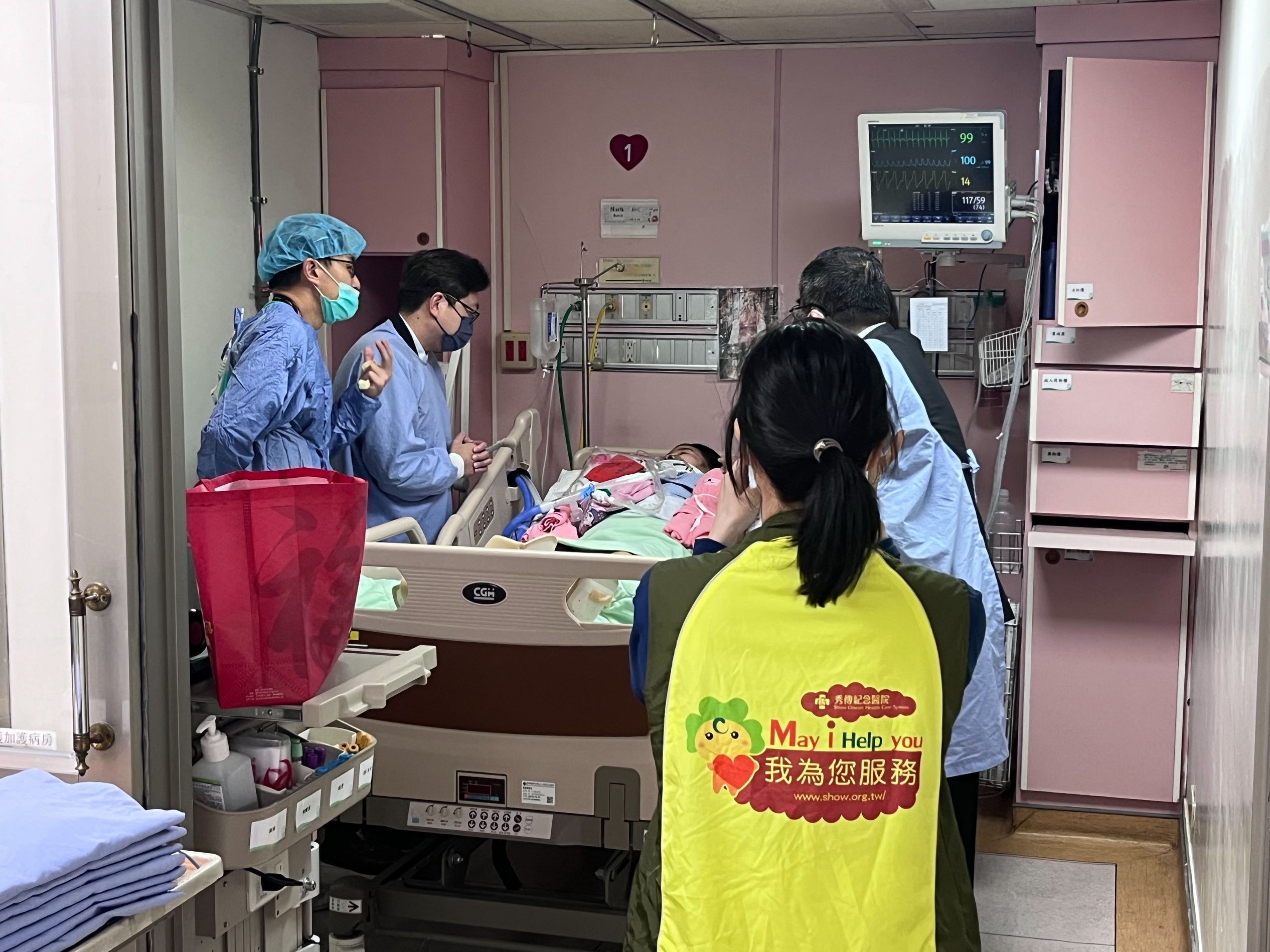 ▲伸港鄉陳姓3姊弟在路口被撞飛，命危兩姊妹仍在醫院搶救，教育部主任秘書廖興國前往探視兩姊妹，送上紅包繼續為她們打氣。（秀傳醫院）