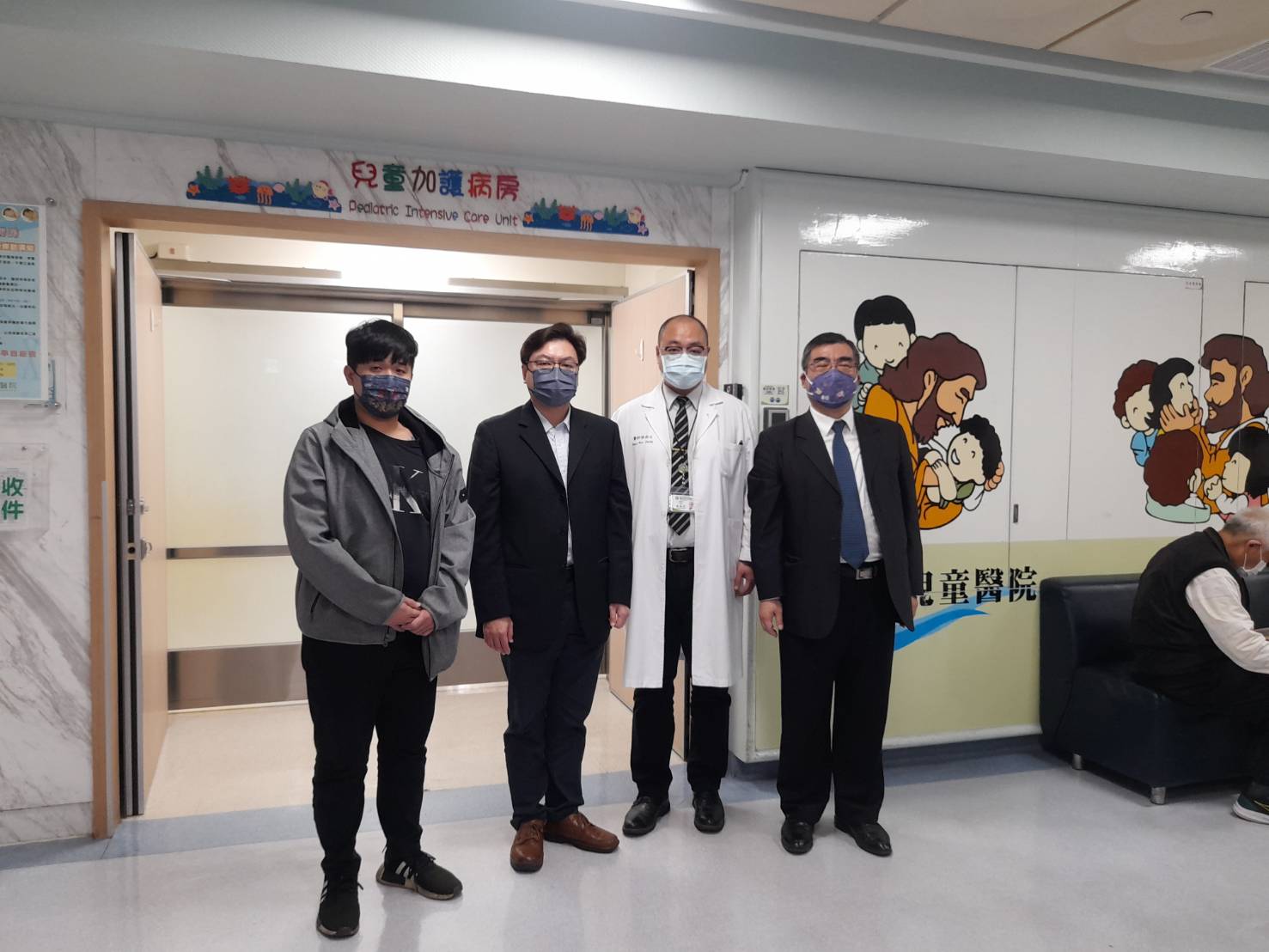 ▲伸港鄉陳姓3姊弟在路口被撞飛，命危兩姊妹仍在醫院搶救，教育部主任秘書廖興國前往探視兩姊妹，送上紅包繼續為她們打氣。（彰基提供）