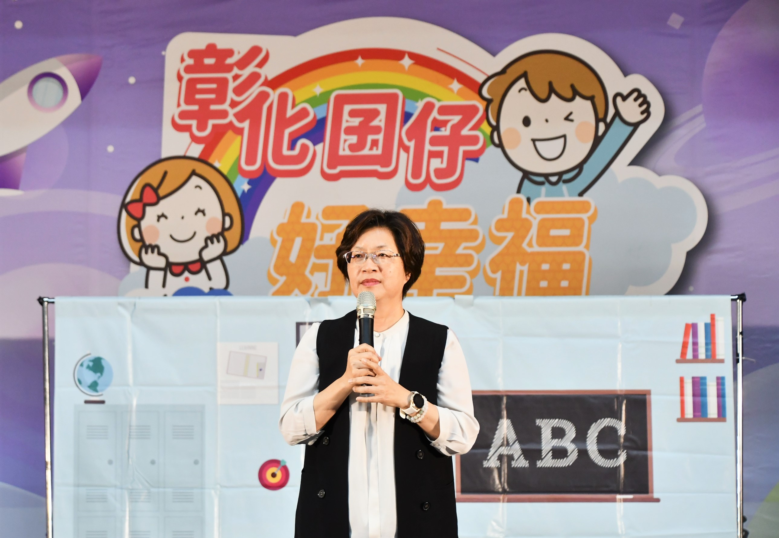 ▲彰化囝仔好幸福─113年親子劇場鄉鎮巡演活動，首場演出《魔法糖果香》，透過主人翁想想及荳荳的故事讓孩子發揮想像力與創意。（記者張溎壕攝）