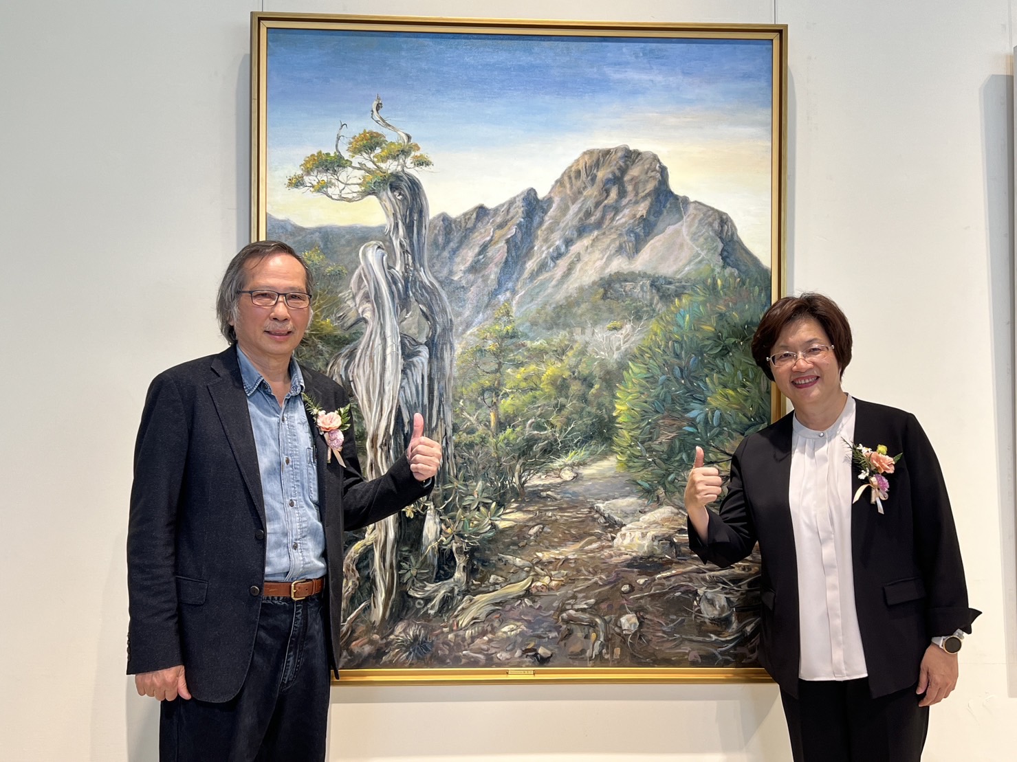 ▲游進賢老師慷慨捐贈了他的作品「玉山圓柏」給彰化縣文化局,將成為彰化縣立美術館的珍貴收藏之一。(記者張溎壕攝)
