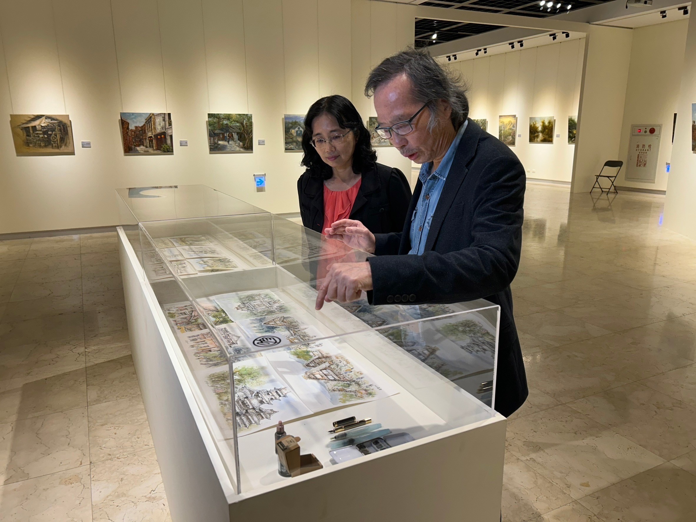 ▲「彰化縣美術家接力展第111棒-我不在寫生，就是在寫生的路上！游進賢油畫作品展」，即日起至4月7日在彰化縣立美術館1樓展出。（記者張溎壕攝）