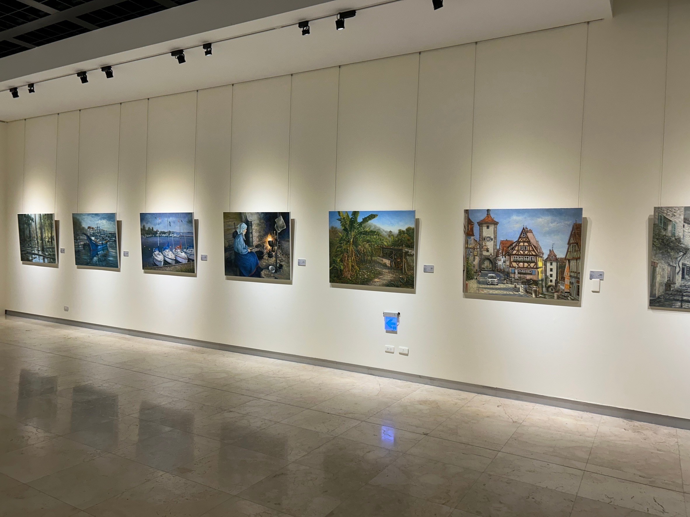 ▲「彰化縣美術家接力展第111棒-我不在寫生，就是在寫生的路上！游進賢油畫作品展」，即日起至4月7日在彰化縣立美術館1樓展出。（記者張溎壕攝）
