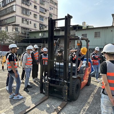 新北職訓中心結合光啟高中、外籍工作者協會  首辦堆高機越南移工專班　即時口譯輔導考證照