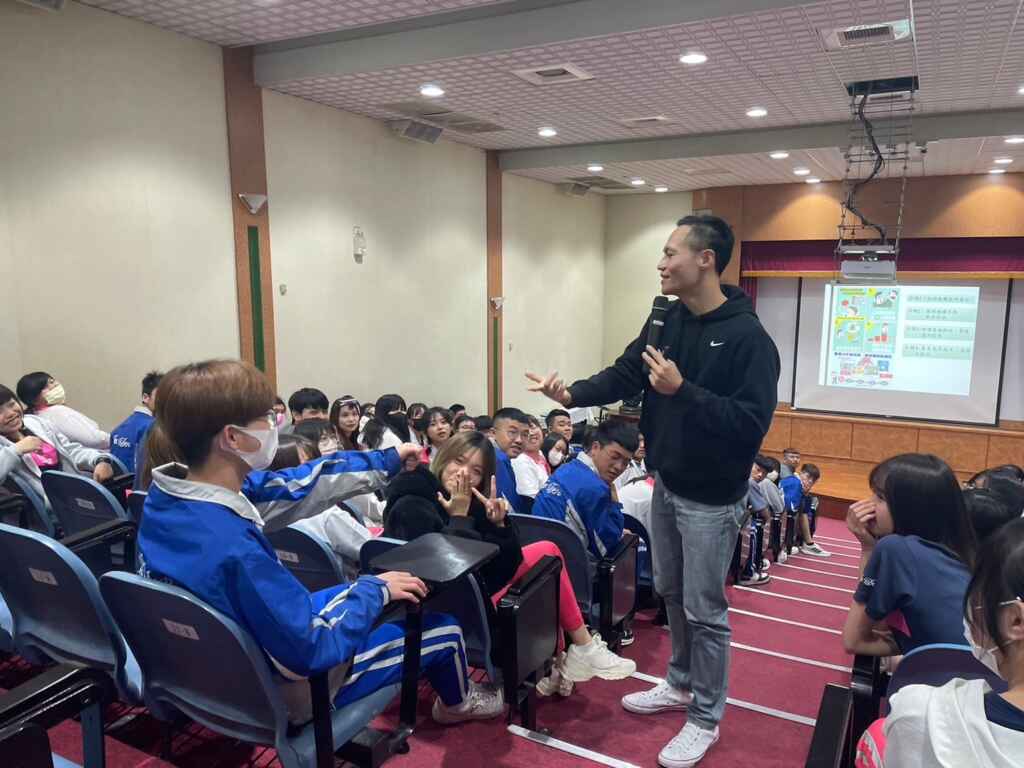 ▲檢察官入校宣導強化青少年學生防詐、識詐觀念。（彰化縣警察局提供）