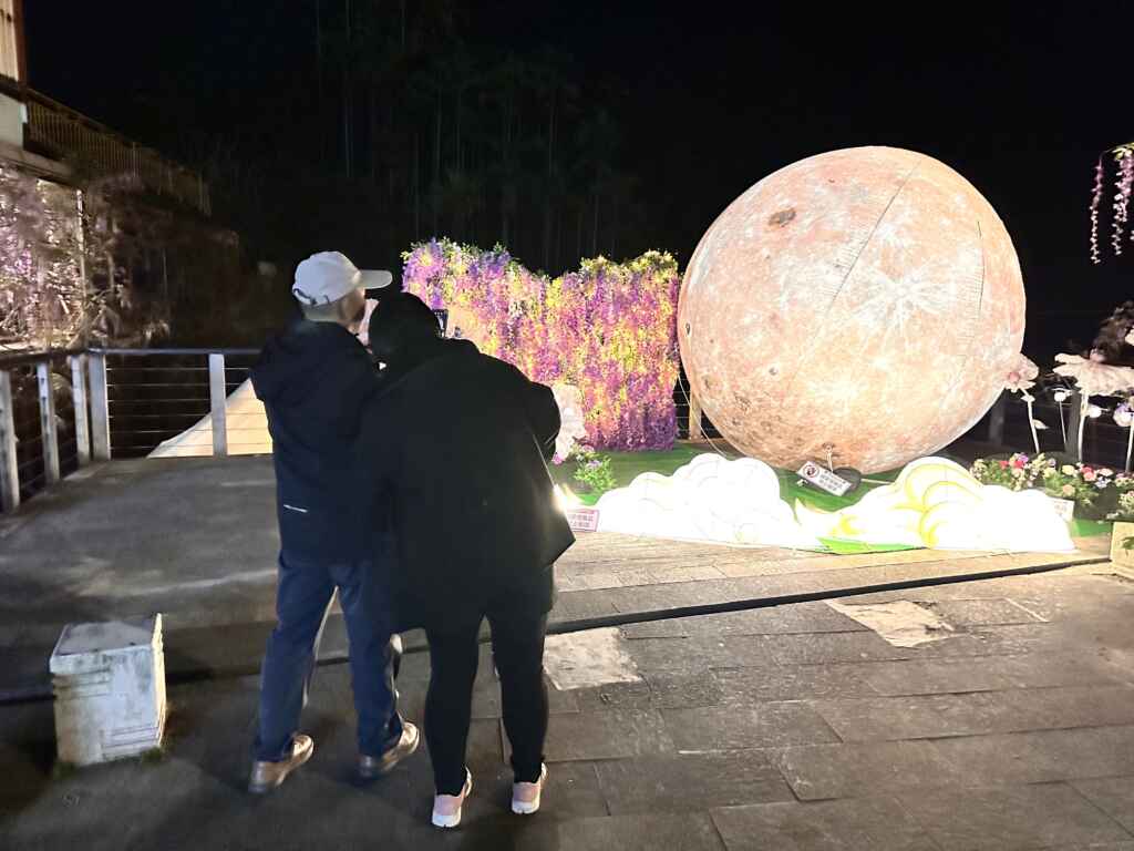 ▲瑞里源興宮前廣場設置巨型裝置藝術「浪漫紫藤星球」是許多遊客賞花行程中必拍的景點之一。(嘉義縣政府提供)