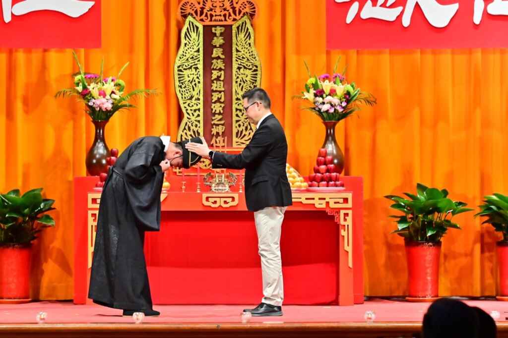 ▲明道中學青年成年禮傳承傳統古禮，由四位受禮生穿上古代仕官仕女的服裝，並依古禮請校長及貴賓為男同學加冠、為女同學插簪，透過莊嚴隆重的儀典，讓學生體認到對社會國家承先啟後的責任。（記者林明佑翻攝）