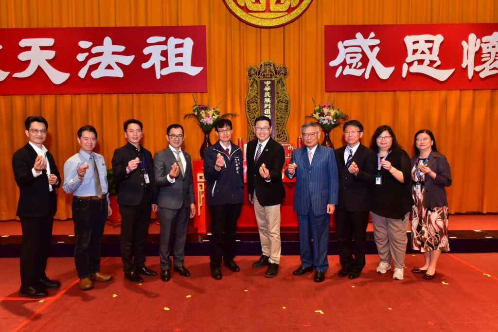 ▲明道中學青年成年禮出席貴賓長官合影。（記者林明佑翻攝）
