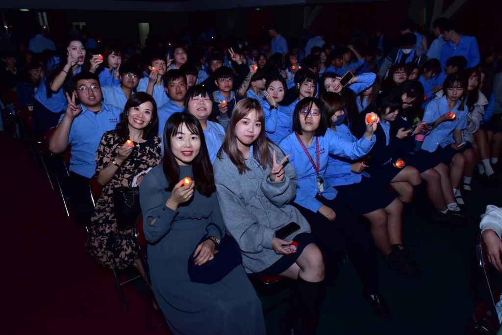 ▲明道中學第28年為所有高級部三年級學生進行「青年成年禮」，並邀請家長們一同見證。（記者林明佑翻攝）