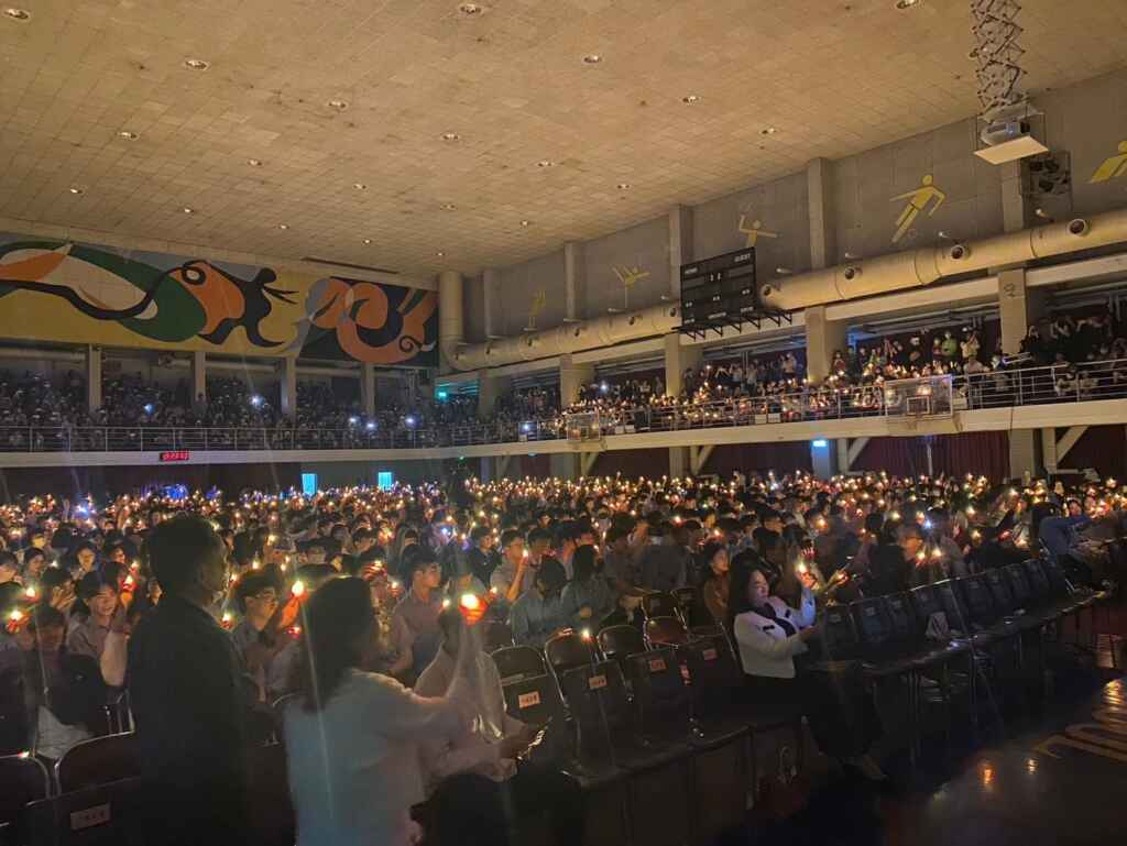 ▲明道中學第28年為所有高級部三年級的學生，共1500多位學子進行「青年成年禮」。（記者林明佑翻攝）