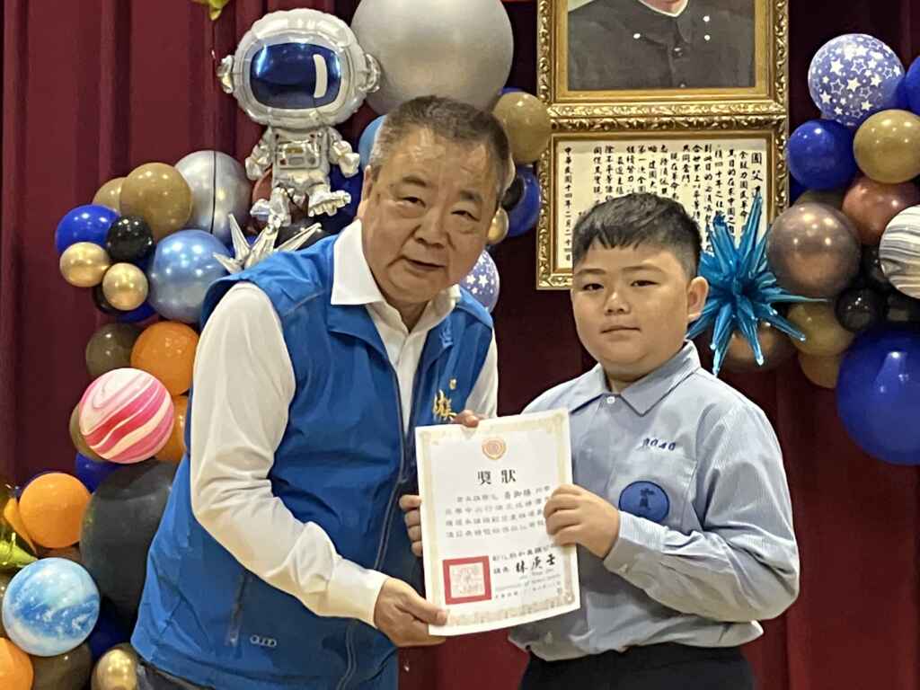 ▲和美鎮長林庚壬頒獎勉勵鎮內185位模範兒童,期許孩子們面對任何挫折時,也要保持一顆努力不懈的心,繼續吸收經驗成長茁壯,航向未來人生的新篇章。(和美鎮公所提供)