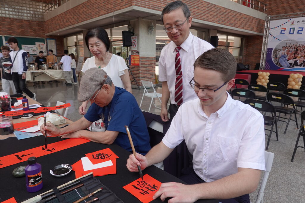 吳鳳科大歡慶59週年慶國際文化祭僑外生也感愛本國的傳統文化,手寫春聯提供各國僑外生文化交流