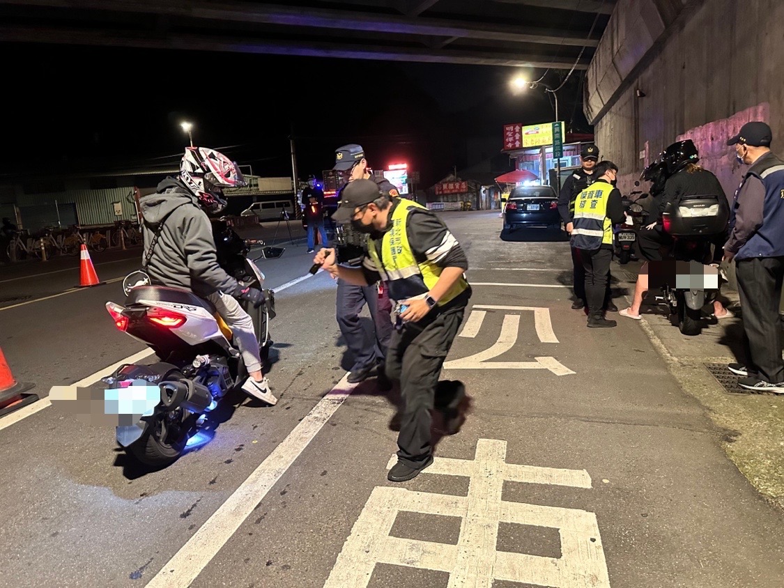 中和警聯合環保署勤務規劃在興南路2段399巷口(往烘爐地方向)進行路檢稽查工作。（圖/記者 張泓笙翻攝）