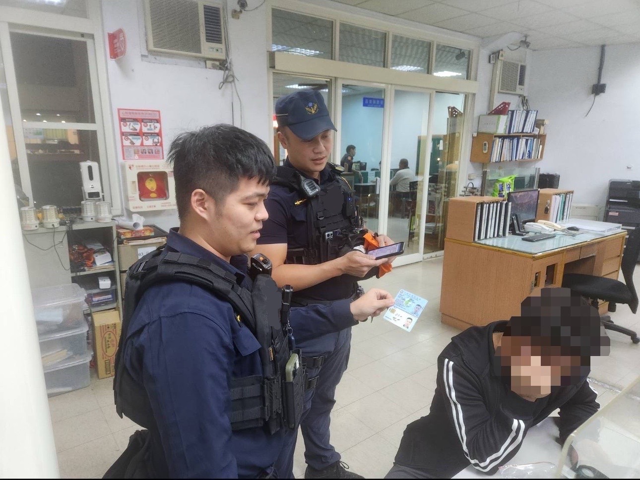 逃逸移工報假身分 沒想到假身分也遭通報逃逸 只能錯愕遭逮。〈圖/記者蔡宗武翻攝〉