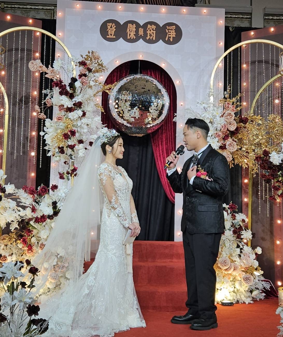 新郎游登傑向新娘邱筠淨宣讀結婚誓詞。(記者 趙靜姸攝)