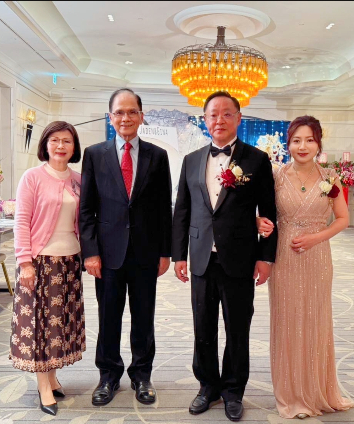 前立法院院長游錫堃(左二)擔任游世一(右二)長子游登傑婚禮證婚人。(記者 趙靜姸攝)